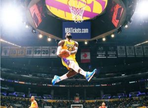 ¡Inclínense ante el “Rey”! La fantástica volcada de LeBron James que sorprendió a la NBA (Fotos y video)