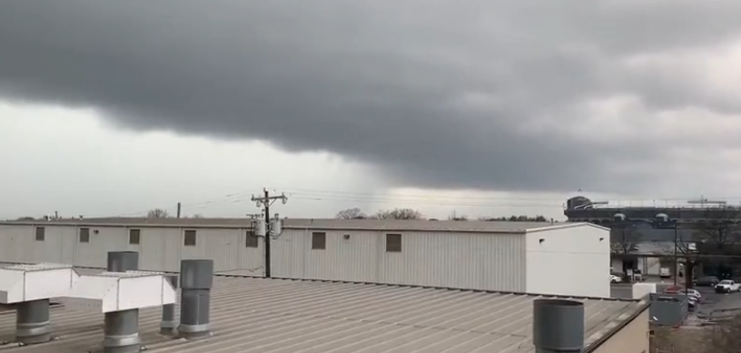 Nubes oscuras se ciernen sobre Carolina del Norte en medio de advertencias de tornados (VIDEO)