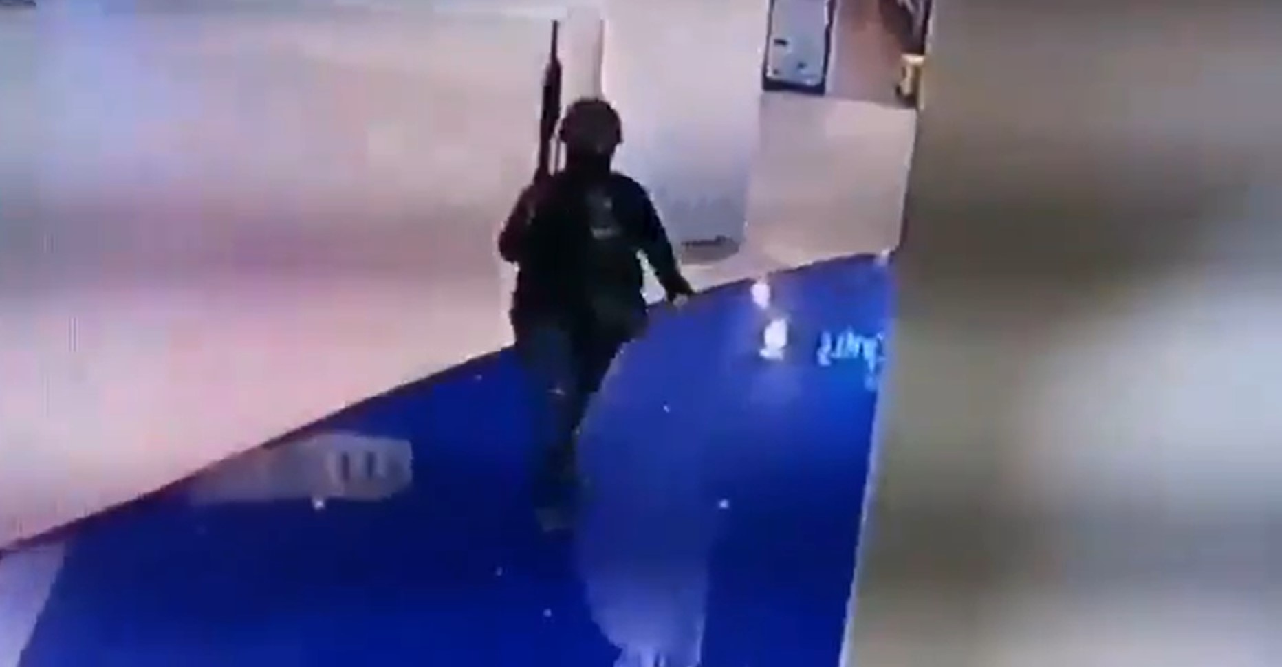 Perturbador… las primeras IMÁGENES del tirador paseando con un rifle en un centro comercial de Tailandia