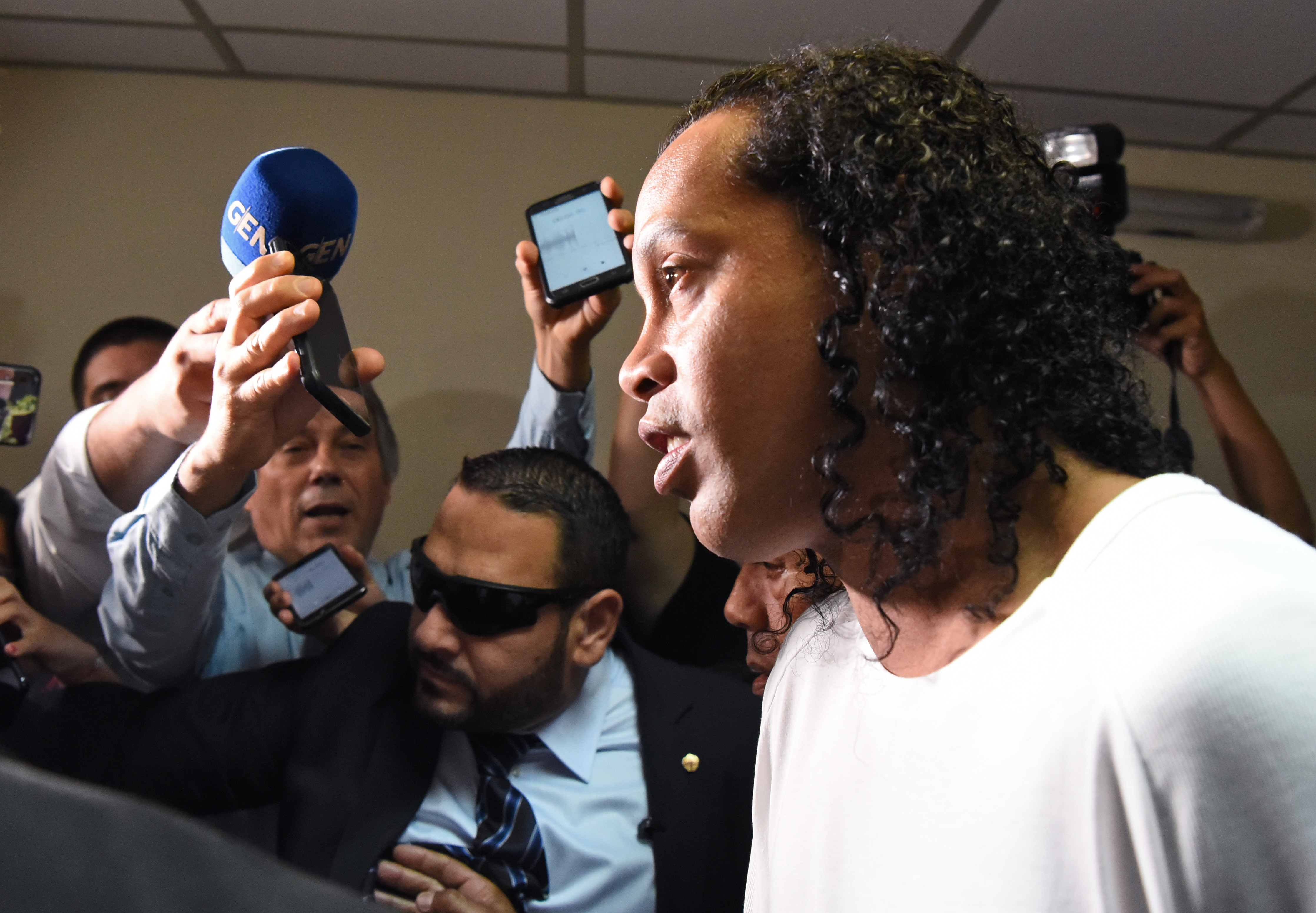 LA FOTO: Ronaldinho desde una prisión en Paraguay
