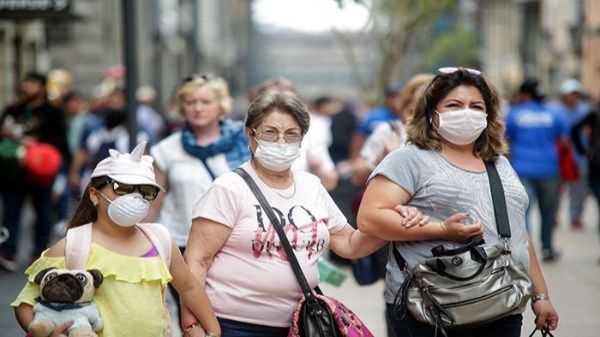 Amenazó con un machete a empleados de una tienda para que le dieran gel antibacterial