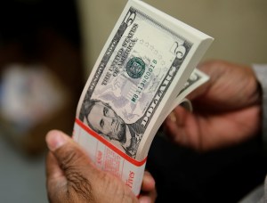 Régimen le pide a comerciantes usar dólar BCV como referencia