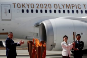 La llama olímpica aterriza en Japón pese a las dudas sobre Tokio-2020 (Fotos)