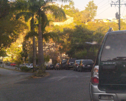 La mega cola para echar gasolina que atormenta a los vecinos de los Altos Mirandinos (Foto)