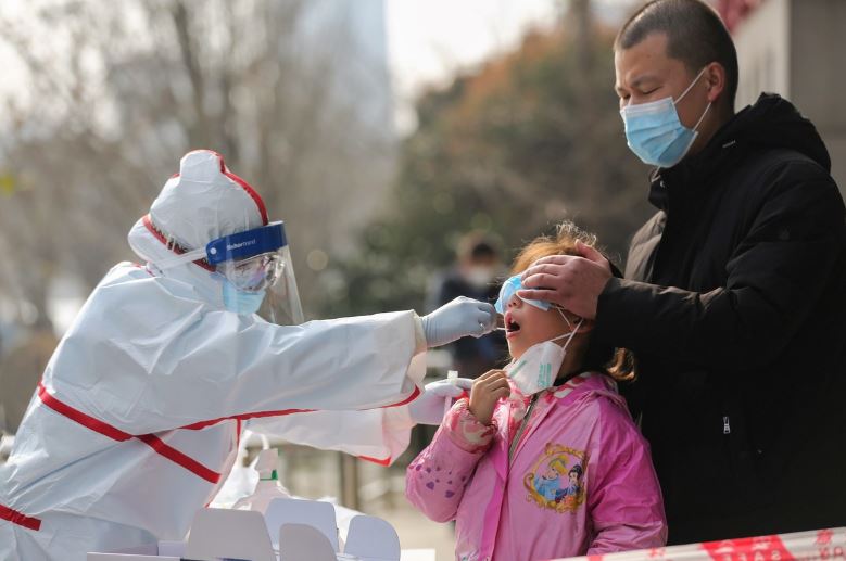 Casos de coronavirus ya son más fuera de China que en país origen de la pandemia