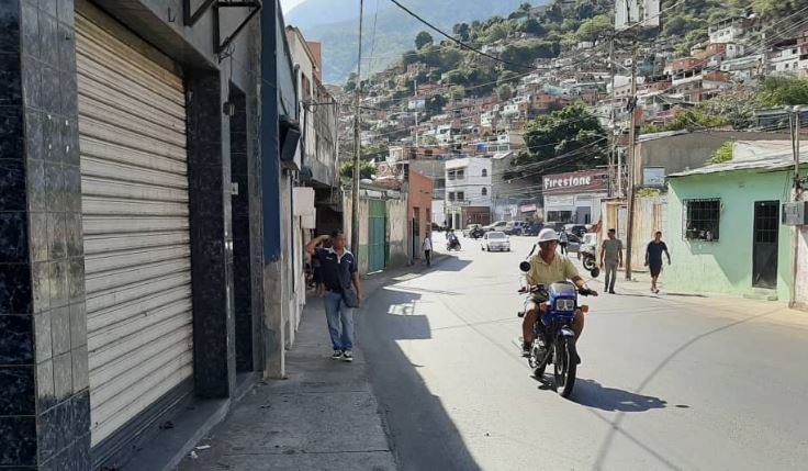 Pese a la cuarentena, comerciantes informales deambulan por las calles de Vargas #16Mar (Foto)