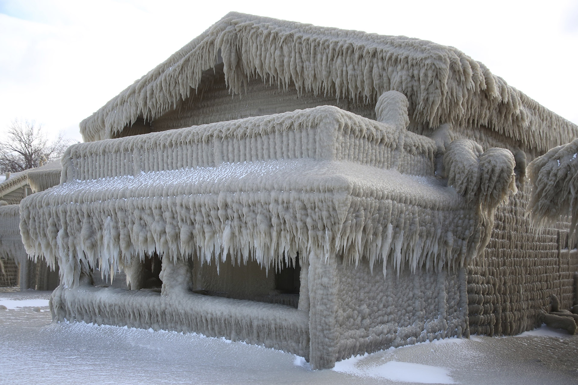 ¡La ciudad que se convirtió en Narnia! Casas congeladas de un paisaje mágico y peligroso (FOTOS)
