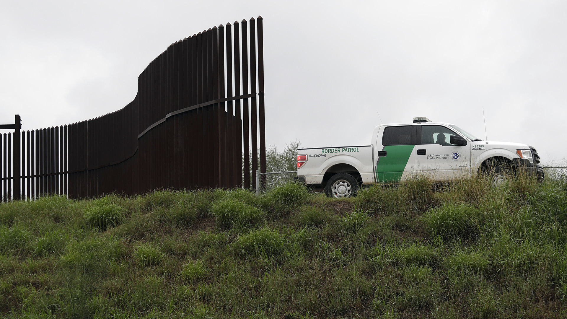 Muere una joven migrante embarazada al caer del muro fronterizo en Texas