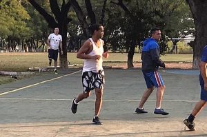Ronaldinho ya juega fútbol con los presos en Paraguay (EL VIDEO)