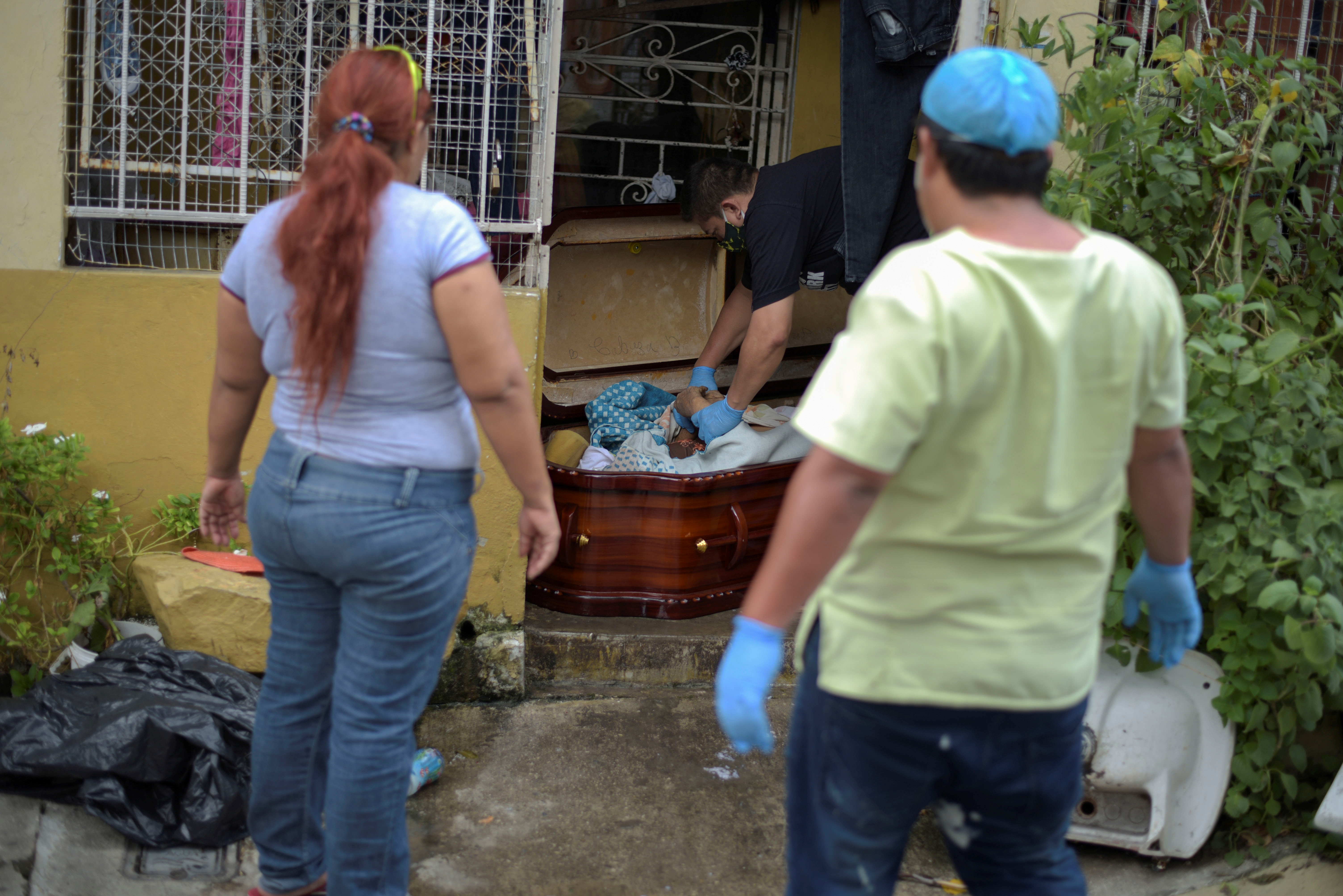 Ecuador reporta unos 450 contagios en un día e instala morgues temporales