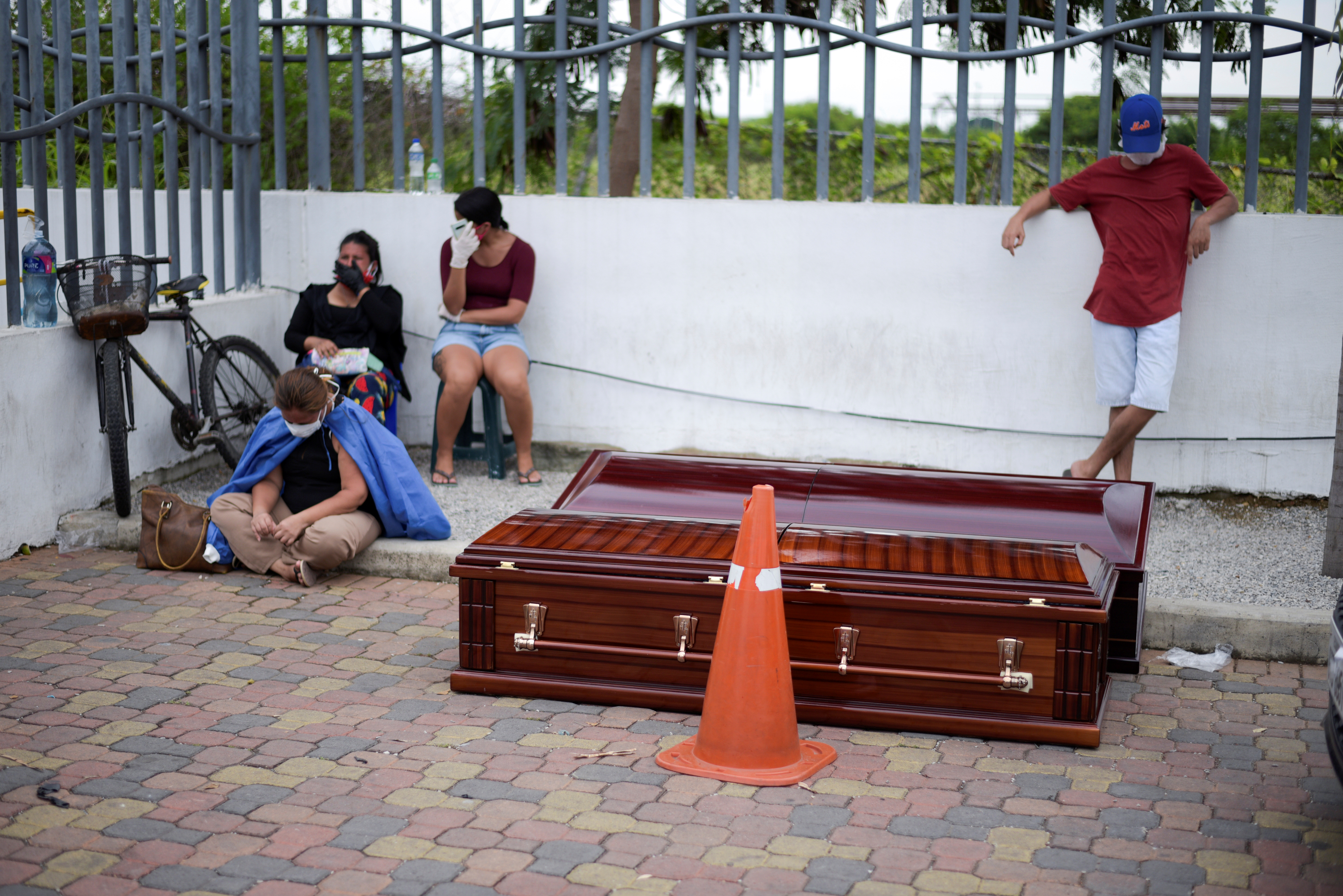 Alcaldesa de Guayaquil “alarmante situación”: Se recogen 100 cadáveres por día