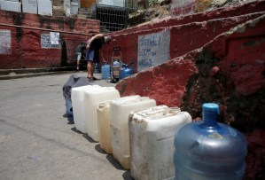 En imágenes: Venezuela clama por agua entre explosiones, promesas de cisternas y cuarentena