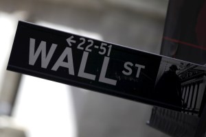 Wall Street cierra a la baja en una semana volátil