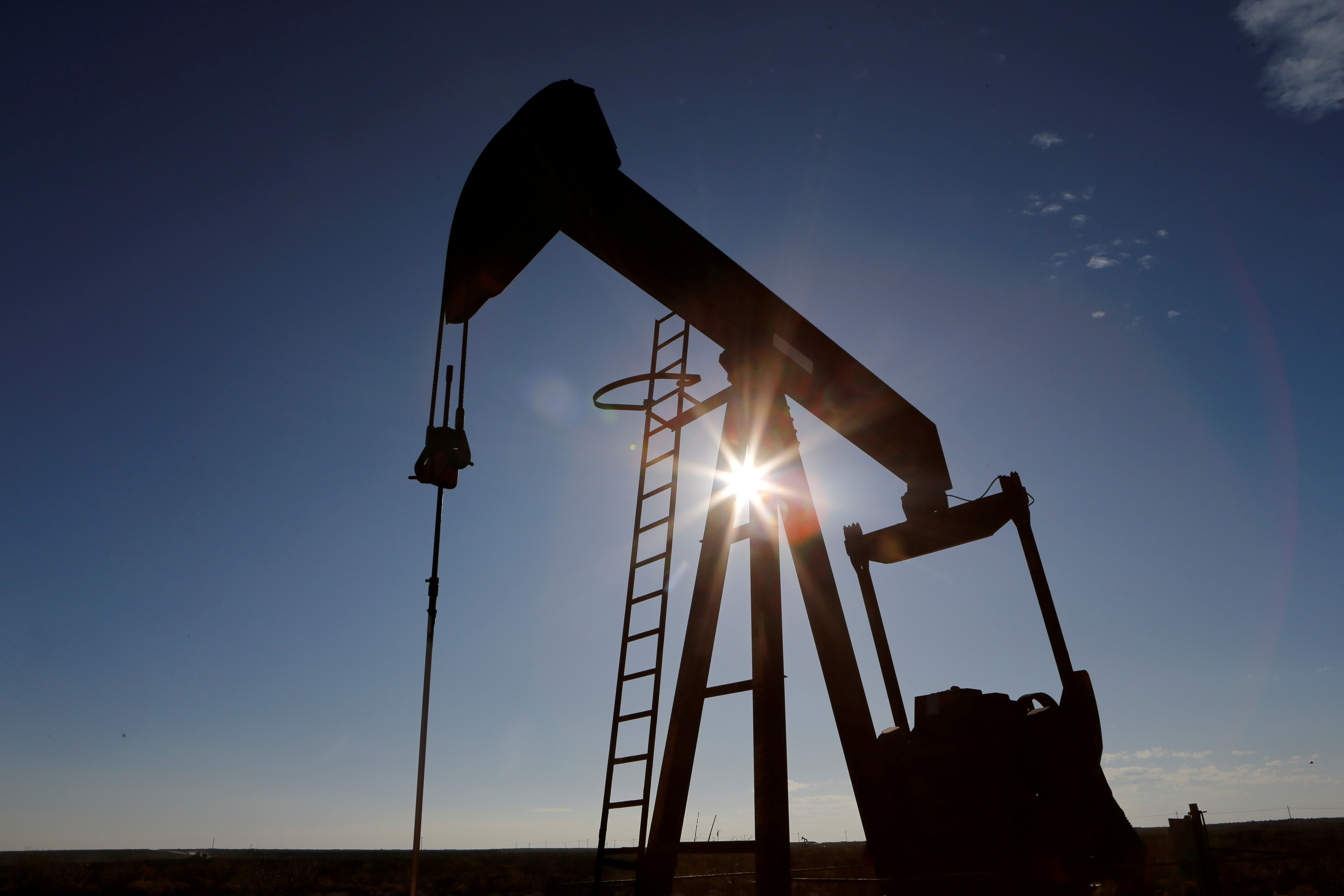 Precio del petróleo cierra en leve baja y resiste el flujo de barriles