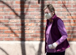 Usar guantes en público no impide el contagio por coronavirus, advierte la OMS