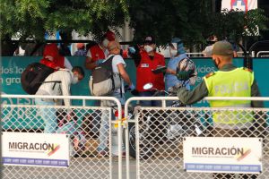 Nuevo grupo de migrantes venezolanos retornan en caravana tras cuarentena