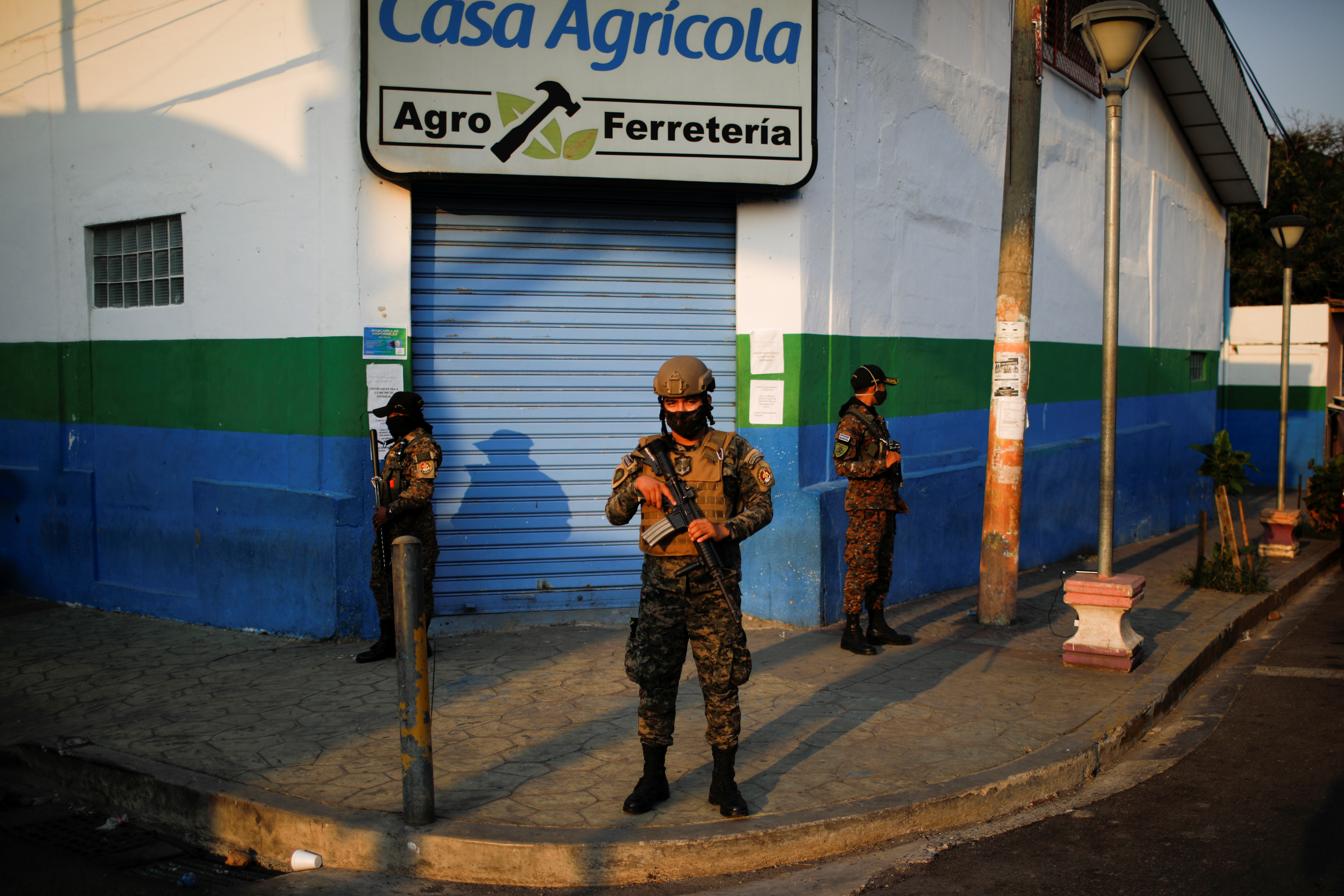 Califican de “estado de excepción” el aislamiento de localidad en El Salvador