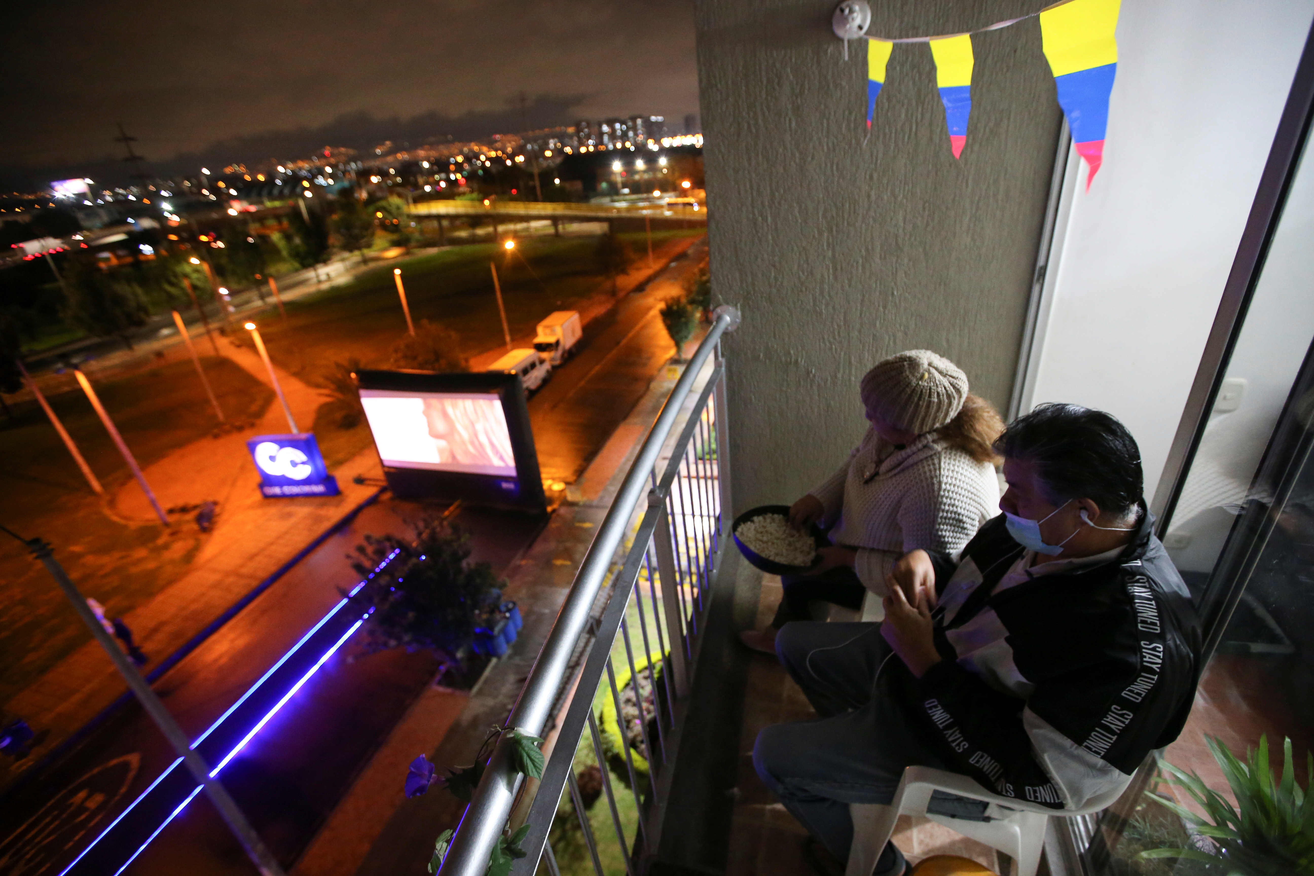 Una pantalla gigante lleva el cine a calles de Bogotá en medio de la cuarentena