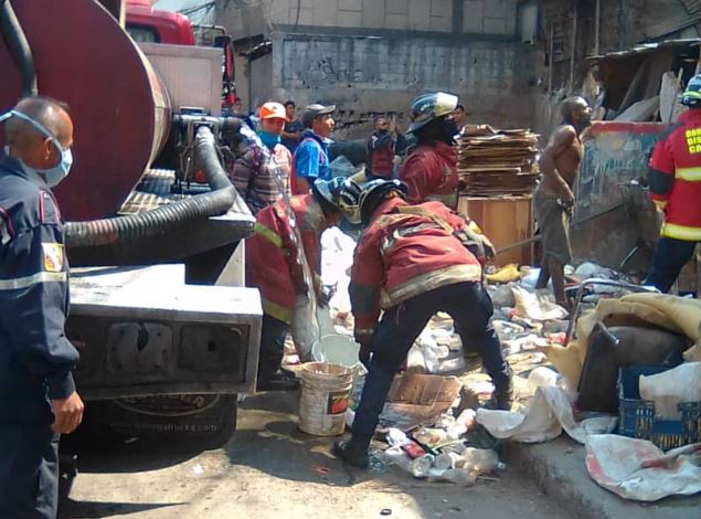 A punta ‘e tobito trabajaron los Bomberos de Caracas para sofocar incendio en Petare (Fotos)