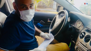 Taxistas se debaten entre conseguir gasolina y cuidarse del Covid-19 en Venezuela