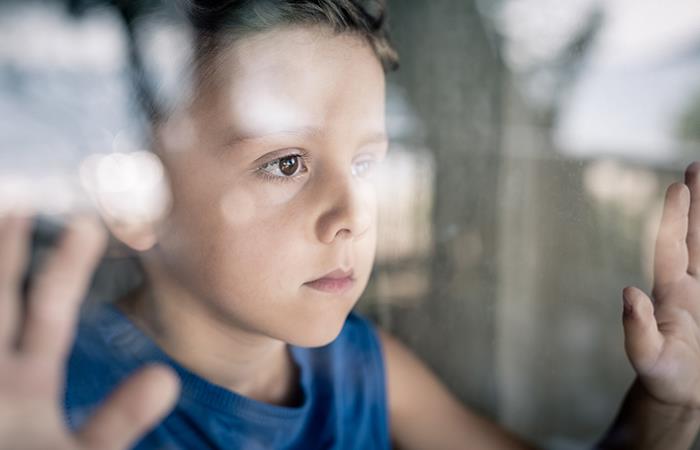 Cómo afecta la pirotecnia a los niños con autismo y cómo ayudarlos a sentirse seguros