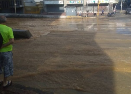 Epa Hidrocapital, drenaje colapsado ocasionó ruptura de tubería que inundó la avenida Fuerzas Armadas #12Abr (FOTOS)