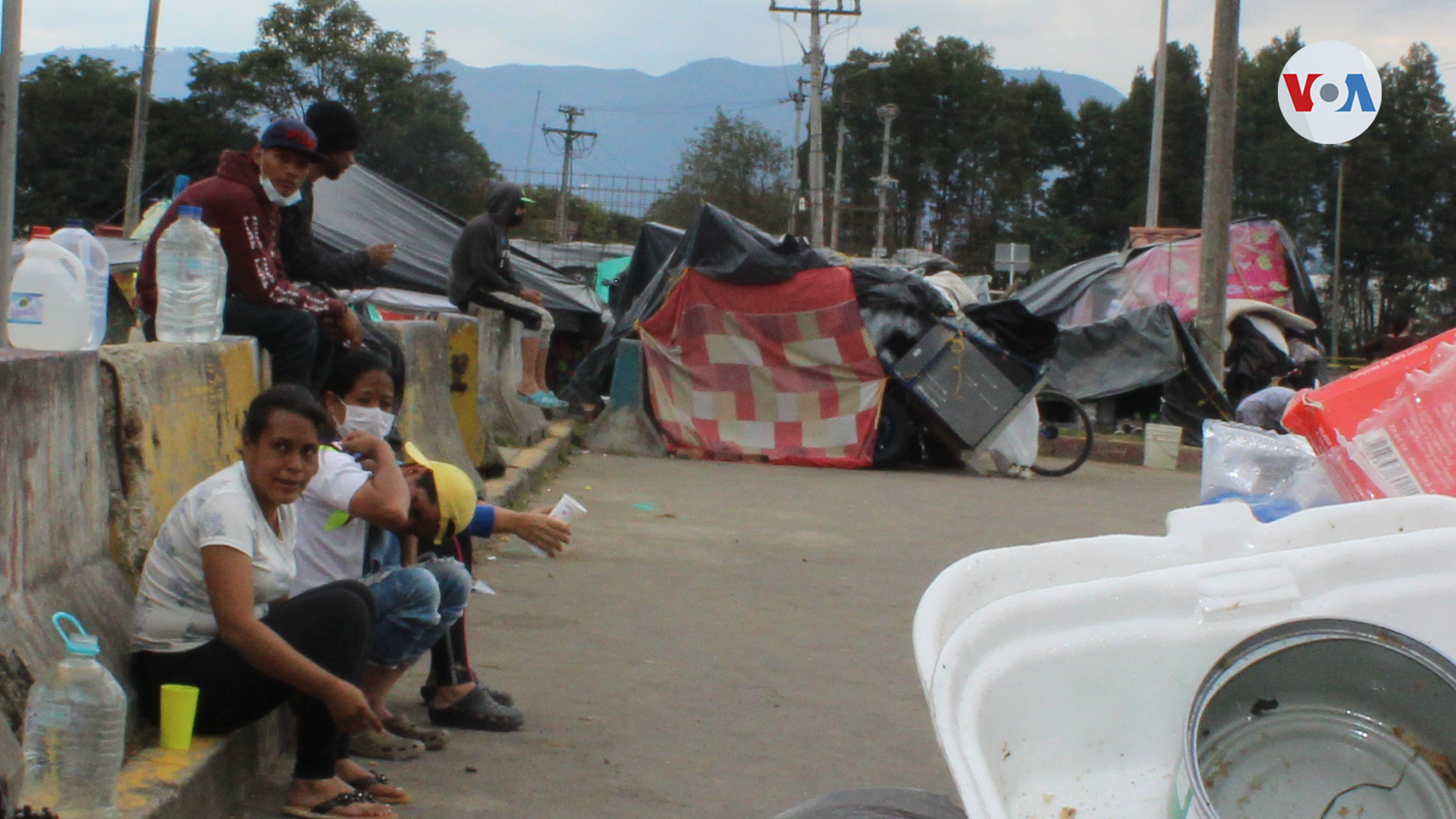“Ayuda para llegar a Cúcuta”: Venezolanos arman improvisado campamento para regresar a su país