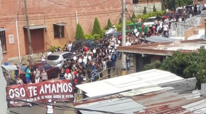 “Oso te amamos”: Una multitud violó la cuarentena por coronavirus en Colombia para sepultar a un jefe criminal