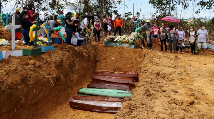 Cavan fosas comunes en Manaos para los muertos por coronavirus (Video)