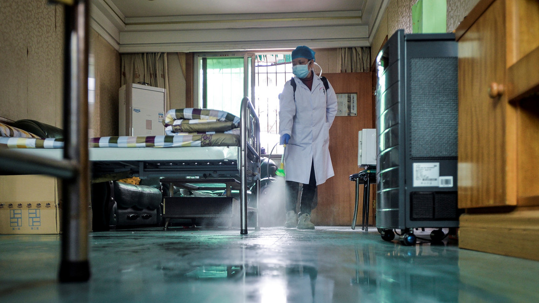 Un paciente extranjero con coronavirus muerde en la cara a una enfermera para escapar de la cuarentena en China