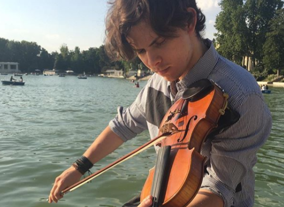 Igor García, el joven violinista Venezolano que cautivó a sus vecinos de Madrid con este  “Pajarillo” (Video)
