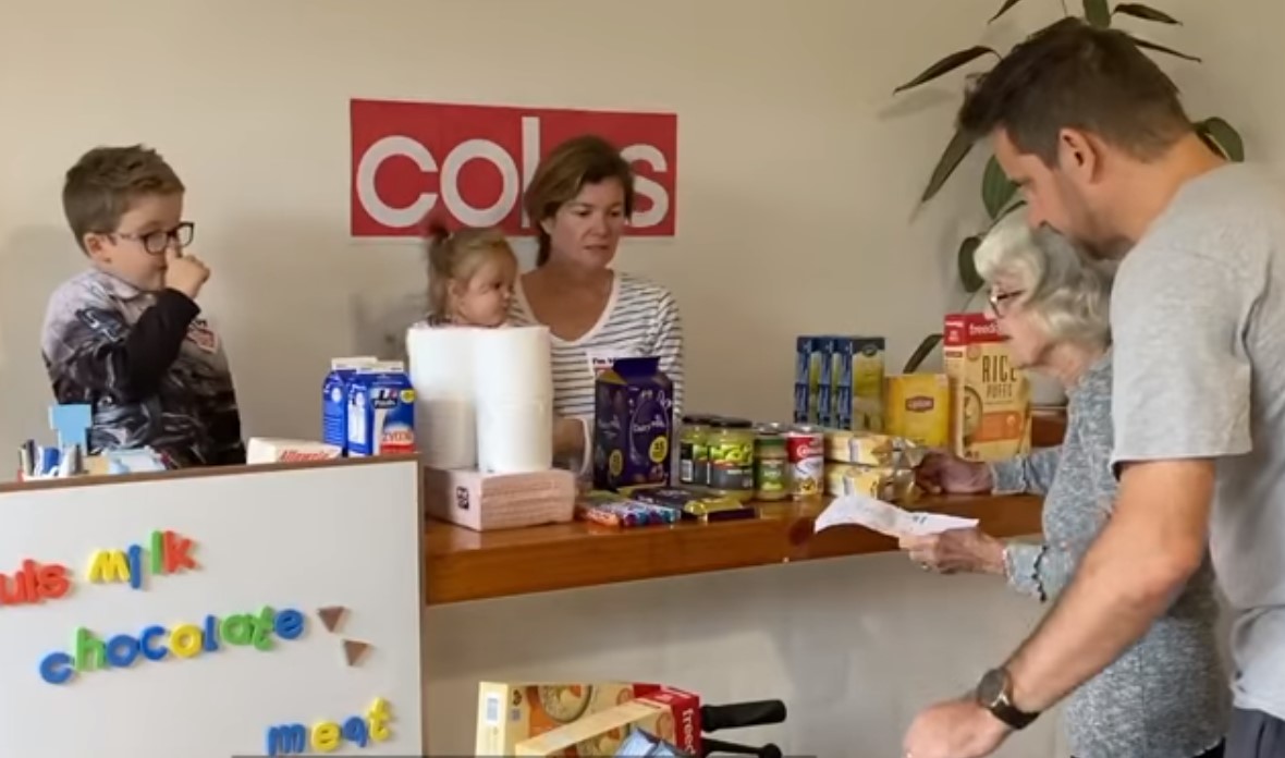 ¡Hermoso! Ante la cuarentena, él hizo un “supermercado” en casa para su madre con alzheimer (VIDEO)