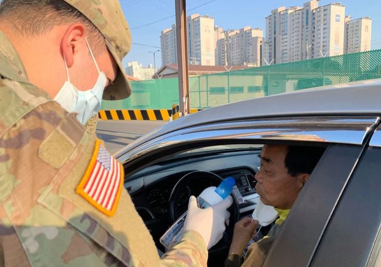 “La prueba del vinagre”: Militares de EEUU aplican un test para detectar el coronavirus sin fiebre
