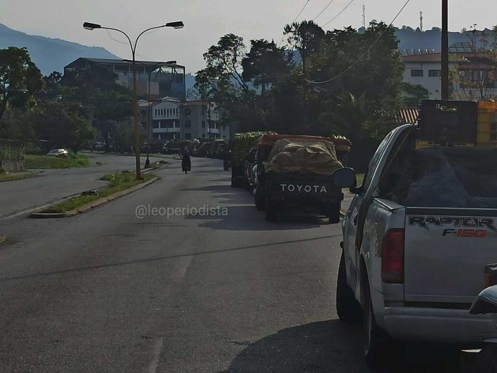 La MEGA COLA que hacen los productores para echar gasolina en Mérida este #28Abr (Fotos)