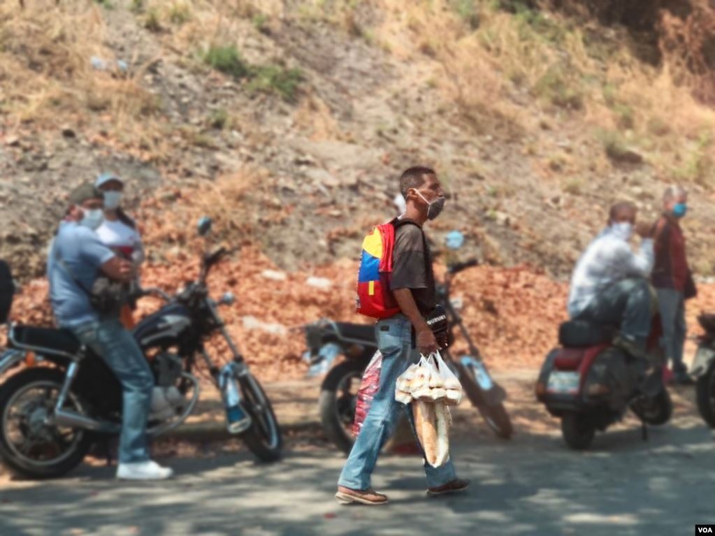 “Aquí hay ganas de trabajar”: Venezolano pedaleó más de diez kilómetros para botar la basura (Video)