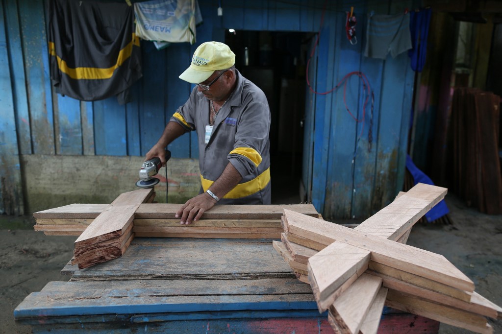 Brasil registra récord de muertes diarias por Covid-19 y total supera los 20.000