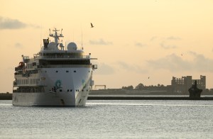 Evacuan crucero australiano varado en Uruguay con 37 casos de coronavirus