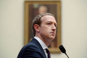 Facebook se distancia de Twitter en su disputa con Trump