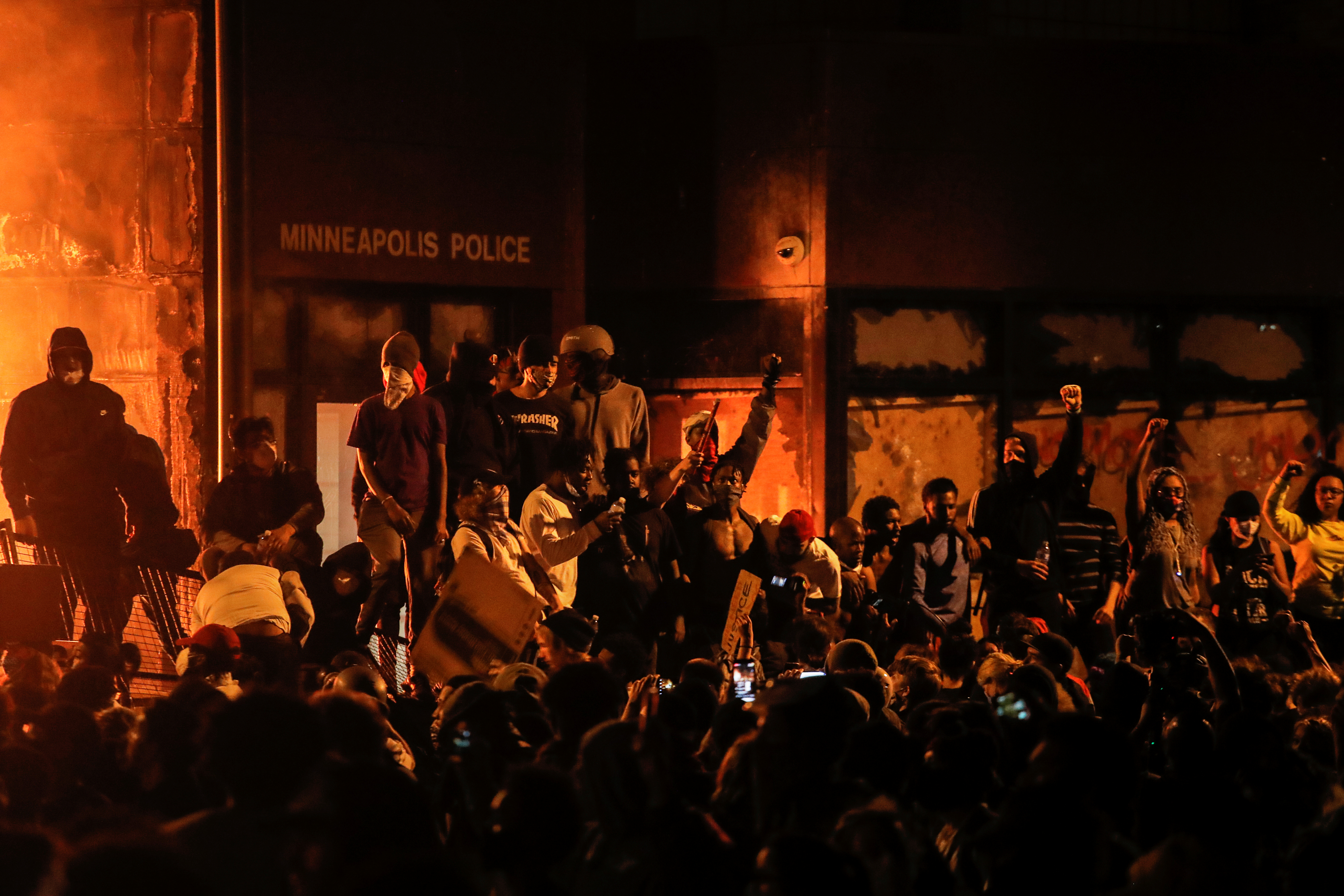 Las impactantes imágenes de otra noche de fuego y violencia en Minneapolis