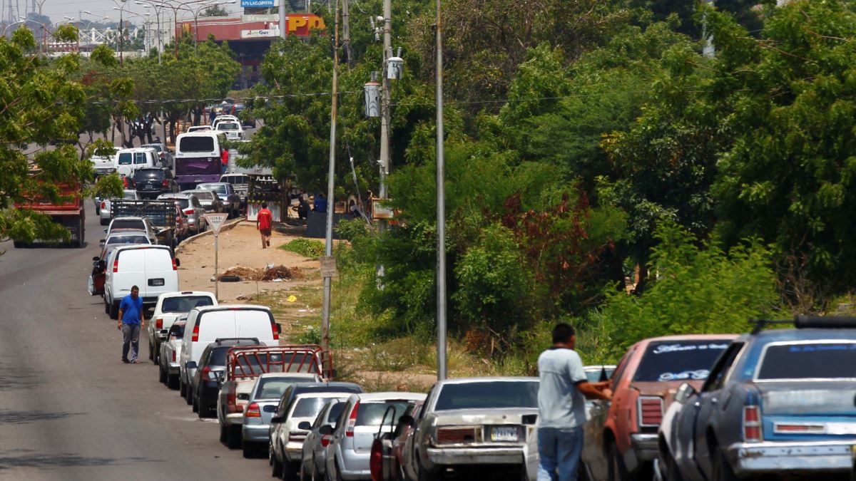 Trancaron la autopista Gran Mariscal de Ayacucho para exigir suministro de combustible (Video)