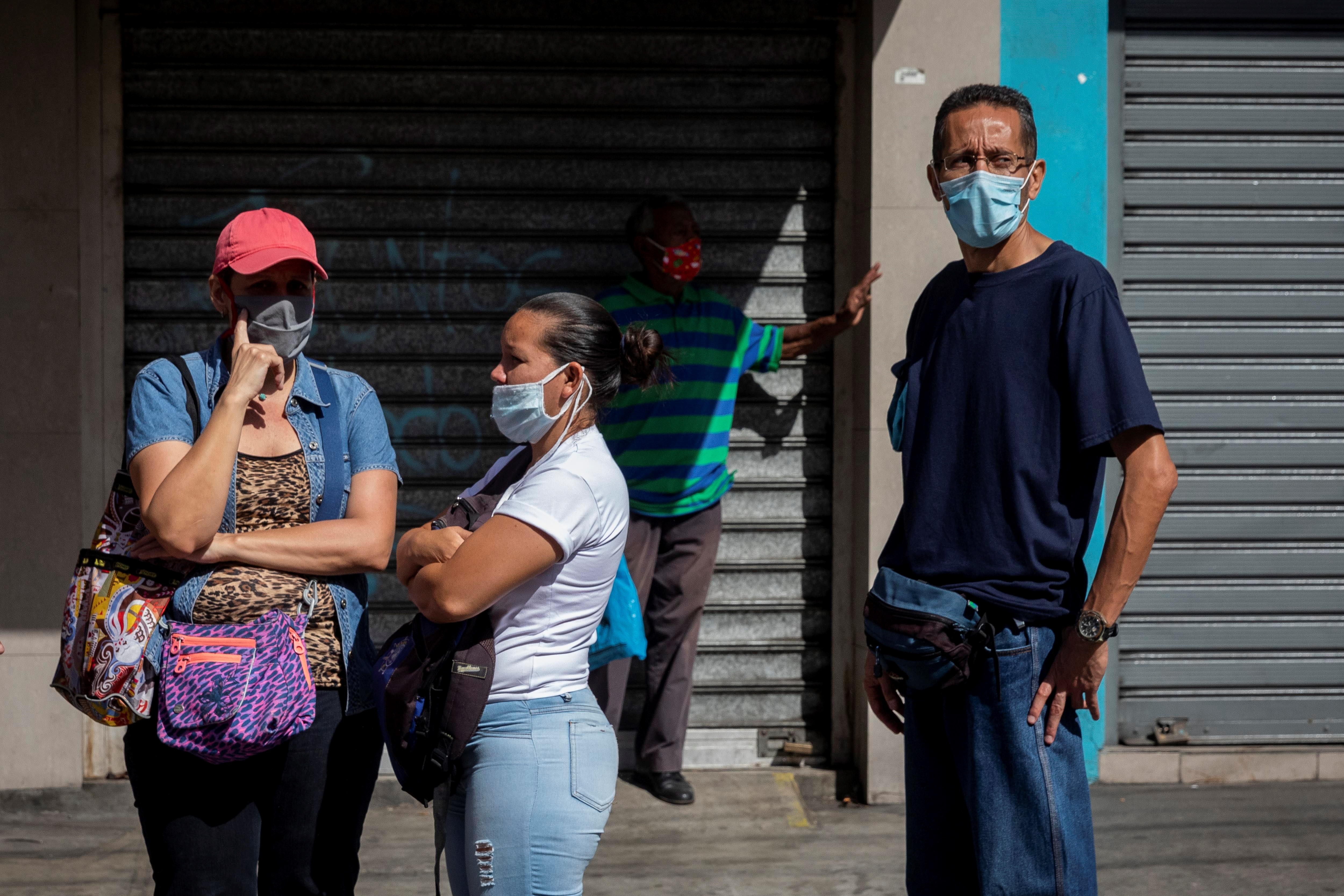 La vida de los venezolanos se desvanece en hacer colas todos los días