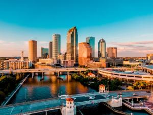 Tampa cierra caminos para permitir que los restaurantes y minoristas operen con distanciamiento social