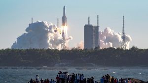 ¡PÁNICO! El cohete que los chinos mandaron al espacio perdió el control y regresó a la atmósfera… pero cayó en el océano Atlántico