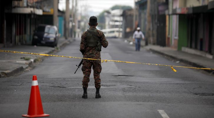 Por qué en El Salvador han aparecido trapos blancos en algunas casas en medio de la cuarentena