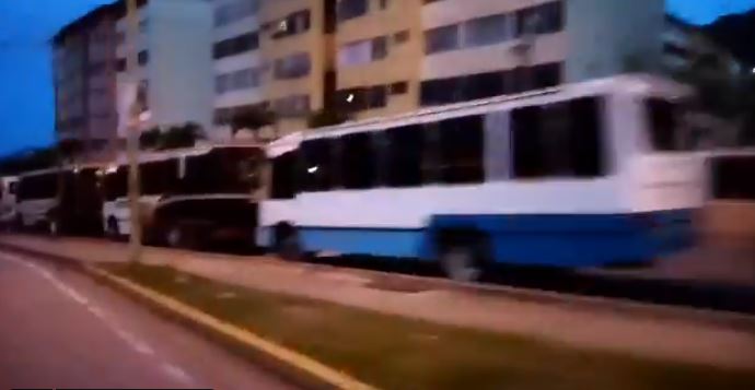 La INTERMINABLE cola de autobuses en Mérida para poder echar gasolina #8May (VIDEO)