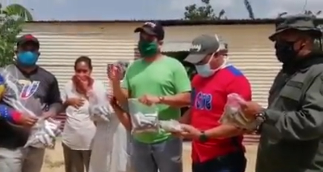 Régimen chavista busca “combatir” el hambre en Casanay entregando pírricas porciones de sardinas (VIDEO)