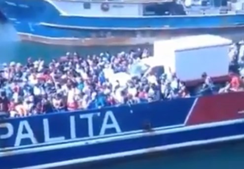 ¿Distanciamiento social? En plena pandemia, una embarcación se trajo una multitud a Cumaná (Video)