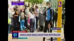 Criollas se enfrentaron con la policía frente a la embajada venezolana en Perú