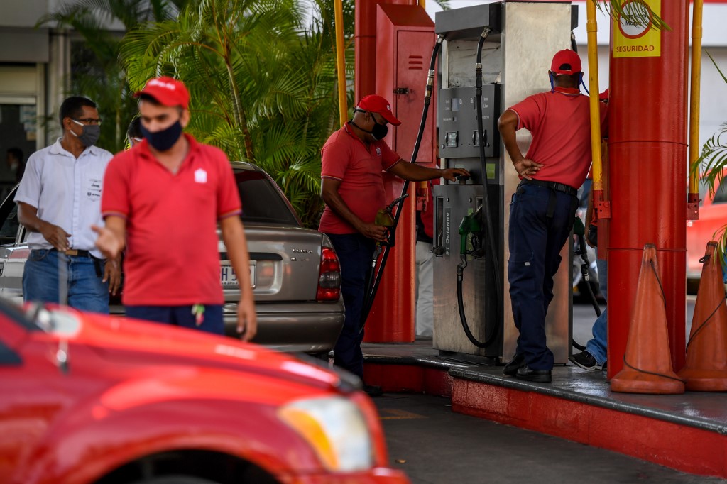 ¿Cómo saber que la gasolina va “palo abajo”? En Caracas se formaron mega colas en las bombas dólarizadas (IMÁGENES)