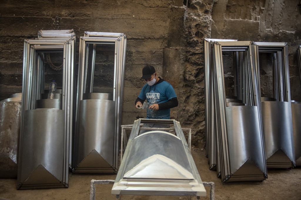 “No pensaba trabajar a tal extremo”: Fabricante de ataúdes cuadruplica ventas en Perú